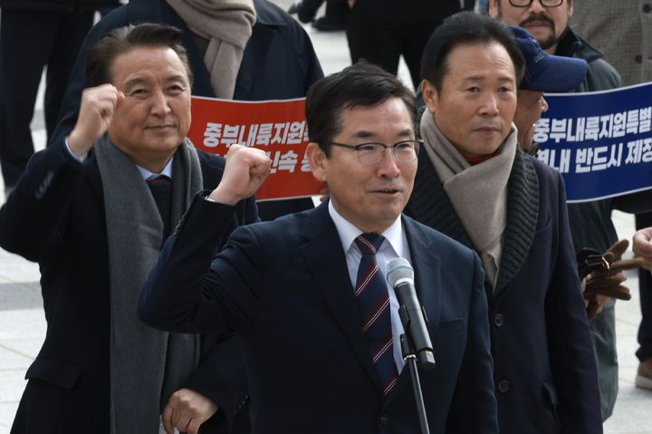 윤건영 충북도교육감이 28일 국회에서 열린 ‘중부내륙연계발전지역 지원 특별법(중부내륙법) 연내 제정 촉구 대회’에 참가해 김영환 충북도지사(왼쪽), 황영호 충북도의회의장(오른쪽)과 목소리를 높이고 있다(사진=충북도교육청 제공).2023.11.28.photo.newsis.com *재판매 및 DB 금지