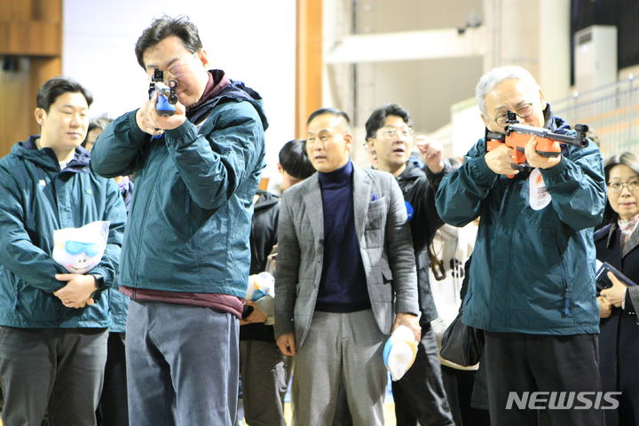 [원주=뉴시스] 김의석 기자 = 28일 오후 강원 원주시 육민관고등학교 백운체육관에서 2024 강원동계청소년올림픽 성공 개최를 위한 성화투어가 진행된 가운데 본 행사 체육관 한 켠에 준비된 사격체험장에서 유인촌 문체부장관과 원강수 시장이 사격 체험을 하고 있다. '2024 강원동계청소년올림픽'은 내년 1월 19일부터 2월 1일까지 도내 평창군, 강릉시, 정선군, 횡성군에서 열린다. 2023.11.28. cw32784@newsis.com