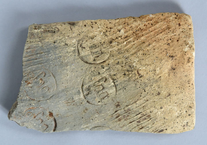 [서울=뉴시스] ‘관(官)’명 백제 인장기와 (사진=문화재청 제공) 2023.11.28. photo@newsis.com *재판매 및 DB 금지 *재판매 및 DB 금지