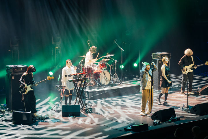 [서울=뉴시스] 이날치 사우스뱅크 공연 모습. (사진 = LG아트센터 서울 제공) 2023.11.28. photo@newsis.com *재판매 및 DB 금지