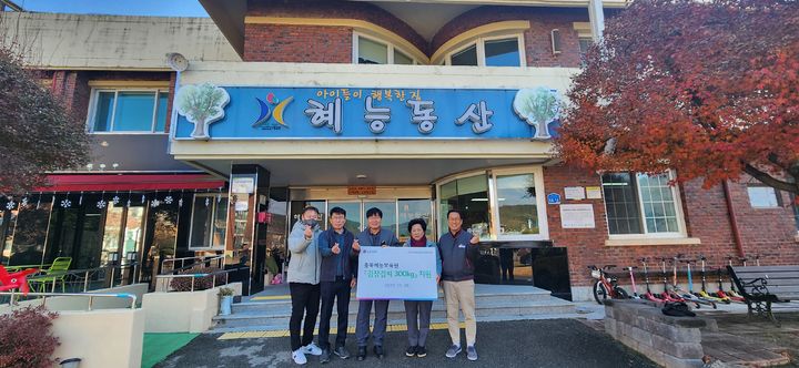 [청주=뉴시스] 임선우 기자 = LG화학 청주공장 측이 28일 충북혜능보육원에 김장김치 300㎏을 전달하고 있다. (사진=LG화학) photo@newsis.com *재판매 및 DB 금지