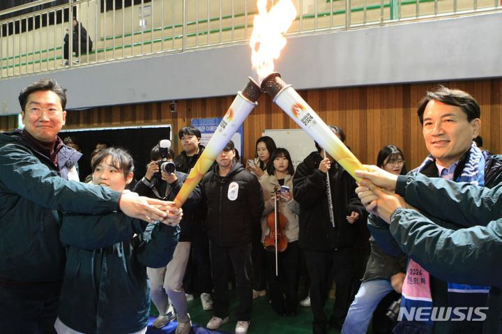 [원주=뉴시스] 김의석 기자 = 28일 오후 강원 원주시 육민관고등학교 백운체육관에서 2024 강원동계청소년올림픽 성공 개최를 위한 성화투어가 진행된 가운데 김진태 도지사와 원강수 시장이 성화봉송을 하고 있다. '2024 강원동계청소년올림픽'은 내년 1월 19일부터 2월 1일까지 도내 평창군, 강릉시, 정선군, 횡성군에서 열린다. 2023.11.28. cw32784@newsis.com