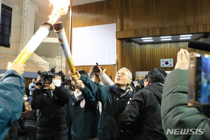 [원주=뉴시스] 김의석 기자 = 28일 오후 강원 원주시 육민관고등학교 백운체육관에서 2024 강원동계청소년올림픽 성공 개최를 위한 성화투어가 진행된 가운데 마지막 주자인 유인촌 문체부장관이 성화를 인계받고 있다. '2024 강원동계청소년올림픽'은 내년 1월 19일부터 2월 1일까지 도내 평창군, 강릉시, 정선군, 횡성군에서 열린다. 2023.11.28. cw32784@newsis.com