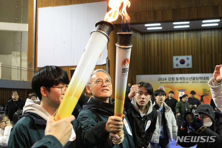 [원주=뉴시스] 김의석 기자 = 28일 오후 강원 원주시 육민관고등학교 백운체육관에서 2024 강원동계청소년올림픽 성공 개최를 위한 성화투어가 진행된 가운데 마지막 주자인 유인촌 문체부장관이 성화를 받고 있다. '2024 강원동계청소년올림픽'은 내년 1월 19일부터 2월 1일까지 도내 평창군, 강릉시, 정선군, 횡성군에서 열린다. 2023.11.28. cw32784@newsis.com