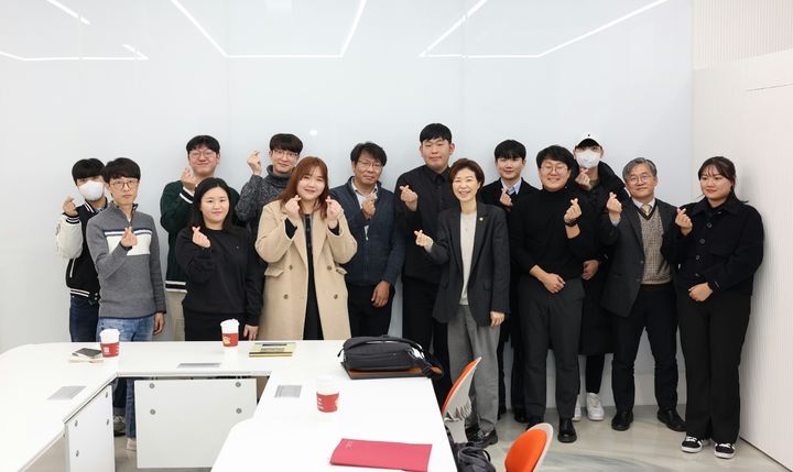 [서울=뉴시스] 조성경 과기정통부 차관이 전남대학교에서 간담회를 열고 전날 발표된 '윤석열 정부 연구개발(R&D) 혁신방안'에 대한 구체적인 지원·이행 방안을 논의했다. (사진=과기정통부 제공) *재판매 및 DB 금지