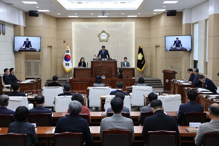 계룡시의회는 28일 본회의를 열고 조례안, 2023년도 정리추경안 등을 심의 의결했다. 2023. 11. 28 계룡시의회 *재판매 및 DB 금지