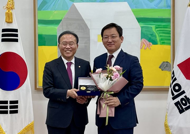 김형동 의원이 국민의힘 국정감사 우수의원상을 수상하고 있다. (사진=김형동의원실 제공) *재판매 및 DB 금지