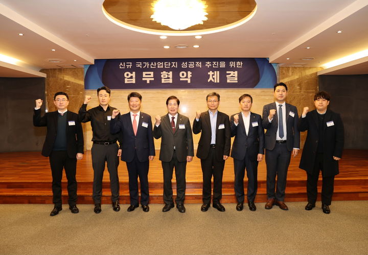 [고흥=뉴시스] 28일 서울 강남구 건설회관에서 열린 신규 국가산업단지 기업설명회에 참석한 고흥군(군수 공영민)과 이노스페이스, 우나스텔라, 세일정밀 등 3개 기업이 업무협약을 체결하고 있다. 고흥군 제공 *재판매 및 DB 금지