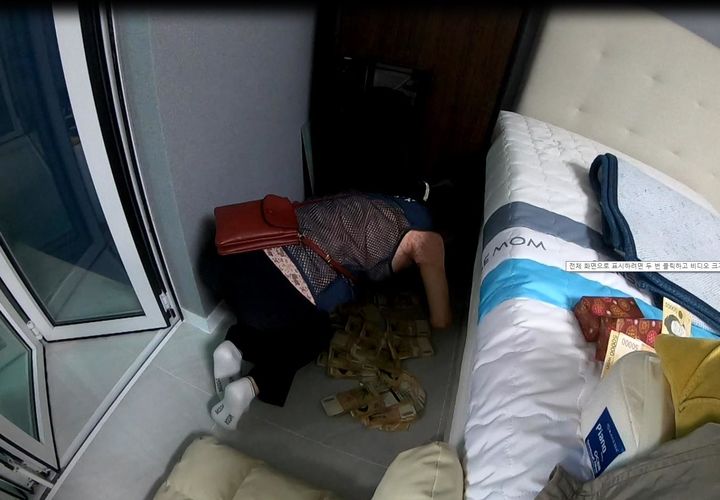 [세종=뉴시스] 사진은 고액체납자가 금고 밑에 은닉한 현금. (사진=국세청 제공) *재판매 및 DB 금지