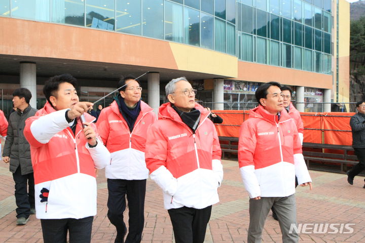 [원주=뉴시스] 김의석 기자 = 28일 오후 강원 원주시 육민관고등학교에서 성화투어를 끝낸 유인촌 문체부장관과 김진태 도지사가 2024 강원동계청소년올림픽의 성공 개최를 위해 스키와 스노우보드 경기가 펼쳐지는 웰리힐리 스노우파크 현장 점검에서 조직위의 대회 설명을 듣고 있다. '2024 강원동계청소년올림픽'은 내년 1월 19일부터 2월 1일까지 도내 평창군, 강릉시, 정선군, 횡성군에서 열린다. 2023.11.28. cw32784@newsis.com