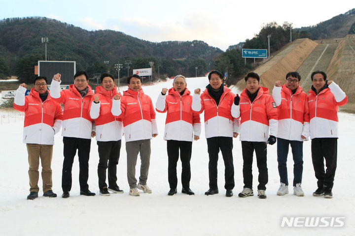 [원주=뉴시스] 김의석 기자 = 28일 오후 강원 원주시 육민관고등학교에서 성화투어를 끝낸 유인촌 문체부장관과 김진태 도지사를 비롯한 청소년 동계올림픽 조직위 임원들이 2024 강원동계청소년올림픽의 성공을 기원하며 스키와 스노우보드 경기가 펼쳐지는 웰리힐리 스노우파크에서 파이팅을 외치고 있다. '2024 강원동계청소년올림픽'은 내년 1월 19일부터 2월 1일까지 도내 평창군, 강릉시, 정선군, 횡성군에서 열린다. 2023.11.28. cw32784@newsis.com