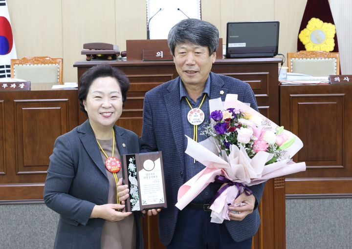 금동윤 봉화군의원이 경북도 의정봉사대상을 수상한 후 기념사진을 찍고 있다. (사진=봉화군의회 제공) *재판매 및 DB 금지