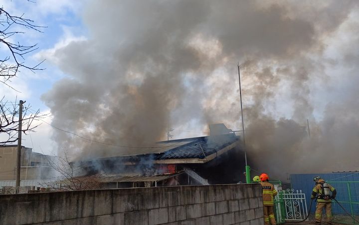 [진천=뉴시스] 주택 화재. (사진=진천소방서 제공) photo@newsis.com *재판매 및 DB 금지