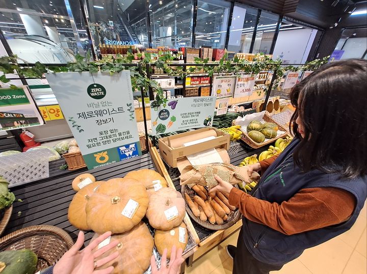 광양원예농협 LF스퀘어지점 무포장, 종이완충재 도입. (사진=서울YWCA 제공) *재판매 및 DB 금지