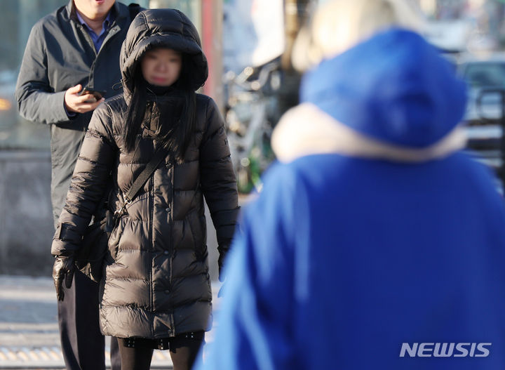 [서울=뉴시스] 김진아 기자 = 수요일인 29일은 인천·경기남서부와 충청권, 전북을 중심으로 눈·비가 내리다가 도로에서 얼어붙어 빙판길이 되는 곳이 있겠으니 조심해야겠다. 사진은 지난 28일 서울 용산구 삼각지역 인근에서 두터운 외투를 걸친 시민들이 발걸음을 재촉하고 있는 모습. 2023.11.28. bluesoda@newsis.com