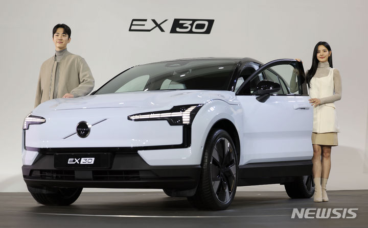 [서울=뉴시스] 김선웅 기자 = 볼보자동차코리아가 28일 서울 중구 DDP에서 프리미엄 순수 전기 SUV '볼보 EX30'을 국내 최초로 공개하고 있다. EX30은 69kWh, NMC 배터리를 조합한 구성으로 1회 충전시 최대 475km(WLTP 기준) 주행 가능하다. 2023.11.28. mangusta@newsis.com