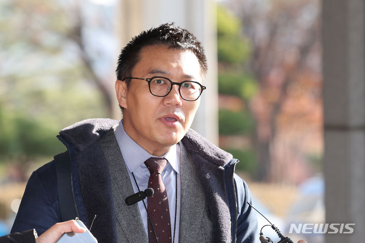[서울=뉴시스] 권창회 기자 = 윤석열 대통령 명예훼손 혐의를 받는 허재현 리포액트 기자가 28일 오전 서울 서초구 서울중앙지검 앞에서 조사에 앞서 입장 및 검찰 추가 고소 계획 발표를 하고 있다. 2023.11.28. kch0523@newsis.com