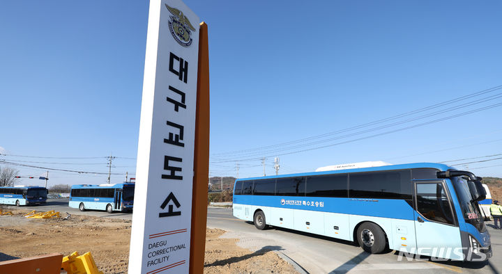 [대구=뉴시스] 이무열 기자 = 수감자를 실은 호송버스가 28일 오전 대구 달성군 하빈면 신축 대구교도소로 들어가고 있다. 경찰과 교정당국 등은 이날 달성군 화원읍 대구교도소 수감자 2100여 명을 하빈면 신축 교도소로 호송한다. 2023.11.28. lmy@newsis.com