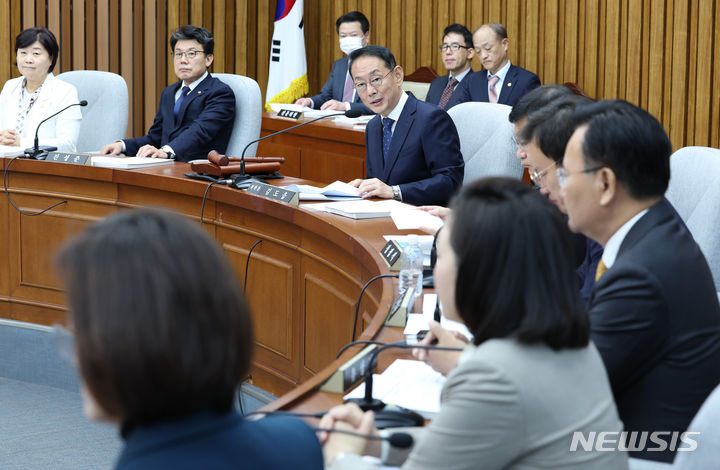 대법원장 인사청문특별위원회 전체회의를 주재하는 김도읍 위원장. [서울=뉴시스] 이영환 기자 = 김도읍 대법원장 인사청문특별위원장이 지난달 28일 오전 서울 여의도 국회에서 열린 대법원장(조희대)임명동의에 관한 인사청문특별위원회 전체회의를 주재하고 있다. 2023.11.28. 20hwan@newsis.com