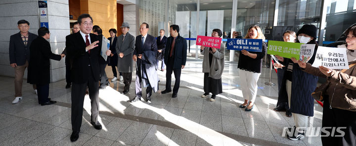 [서울=뉴시스] 김선웅 기자 = 이낙연 전 국무총리가 28일 서울 용산구 백범김구기념관에서 열린 '연대와 공생' 주최 '대한민국, 위기를 넘어 새로운 길로' 학술 포럼에서 지지자들의 인사를 받으며 행사장으로 이동하고 있다. 2023.11.28. mangusta@newsis.com