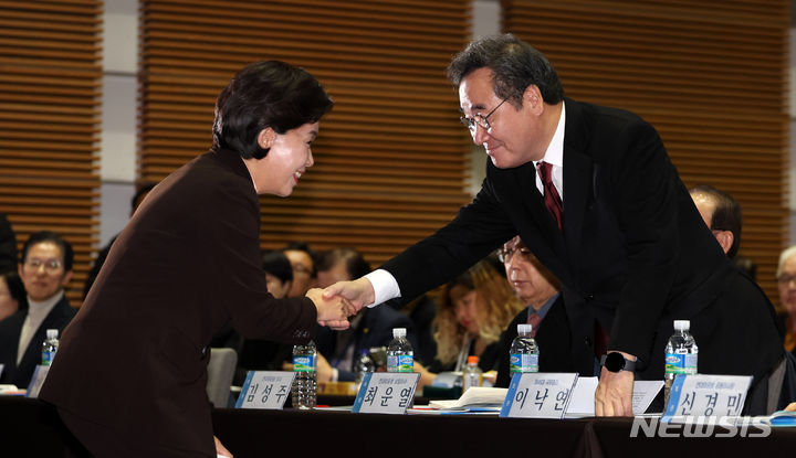 [서울=뉴시스] 김선웅 기자 = 이낙연 전 국무총리와 양향자 한국의희망 당대표가 28일 서울 용산구 백범김구기념관에서 열린 '연대와 공생' 주최 '대한민국, 위기를 넘어 새로운 길로' 학술 포럼에서 악수를 하고 있다. 2023.11.28. mangusta@newsis.com