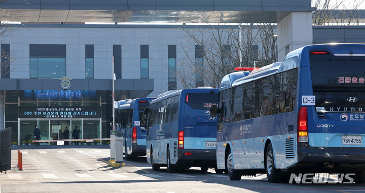 [대구=뉴시스] 이무열 기자 = 28일 오전 대구 달성군 하빈면 신축 대구교도소로 수감자를 실은 호송버스가 들어가고 있다. 경찰과 교정당국 등은 이날 달성군 화원읍 대구교도소 수감자 2100여 명을 하빈면 신축 교도소로 호송한다. 2023.11.28. lmy@newsis.com