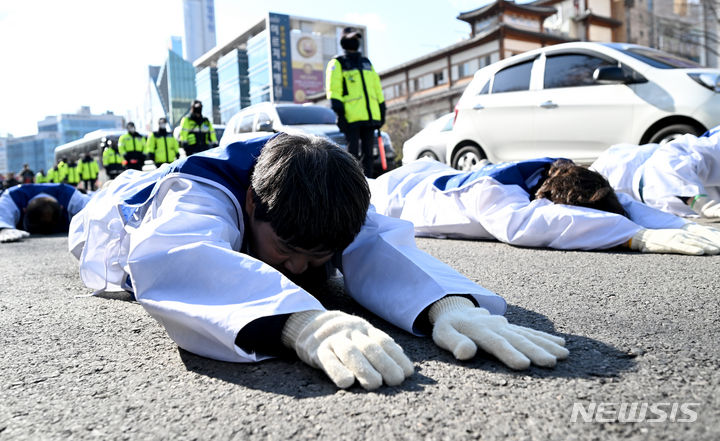 [광주=뉴시스] 김혜인 기자 = 28일 광주 서구 무각사 인근 도로에서 전국장애인부모연대 광주지부가 발달장애인 자립생활권, 통합교육권, 노동권 보장을 촉구하며 오체투지 행진을 하고 있다. 2023.11.28. hyein0342@newsis.com