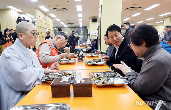 [서울=뉴시스] 김근수 기자 = 오세훈 서울시장이 지난달 28일 오전 서울 종로구 서울노인복지센터에서 진행된 오찬 간담회에서 어르신들과 이야기를 나누고 있다. 2023.11.28. ks@newsis.com