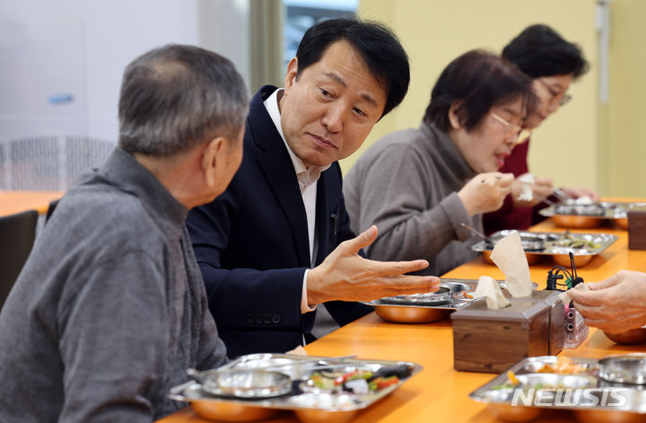 [서울=뉴시스] 김근수 기자 = 오세훈 서울시장이 28일 오전 서울 종로구 서울노인복지센터에서 진행된 오찬 간담회에서 어르신들과 이야기를 나누고 있다. 2023.11.28. ks@newsis.com