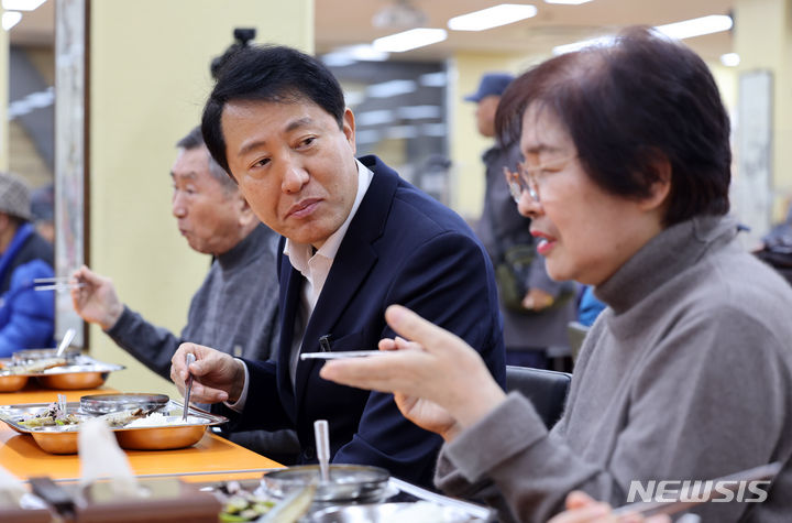 [서울=뉴시스] 김근수 기자 = 오세훈 서울시장이 28일 오전 서울 종로구 서울노인복지센터에서 진행된 오찬 간담회에서 어르신들과 이야기를 나누고 있다. 2023.11.28. ks@newsis.com