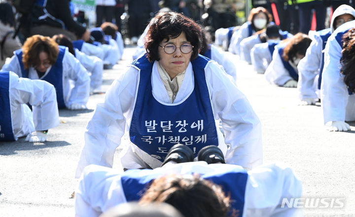 [광주=뉴시스] 김혜인 기자 = 28일 광주 서구 무각사 인근 도로에서 발달장애 부모들이 발달장애 자립생활권, 통합교육권, 노동권 보장을 촉구하며 오체투지 행진을 하고 있다. 2023.11.28. hyein0342@newsis.com