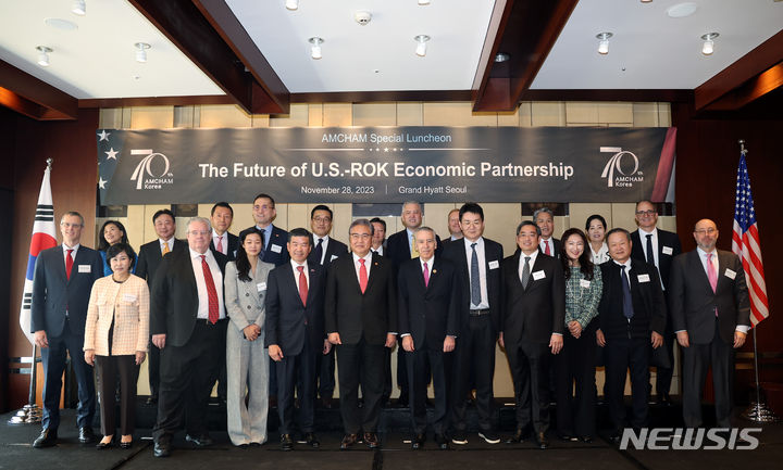 [서울=뉴시스] 김명년 기자 = 28일 오전 서울 용산구 그랜드하얏트 서울에서 열린 주한미국상공회의소(암참) 주최 한·미 경제파트너십 좌담회에서 박진 외교부 장관, 제임스 김 주한미국상공회의소 회장, 필립 골드버그 주한미국대사가 참석자들과 함께 기념촬영하고 있다. 2023.11.28. kmn@newsis.com