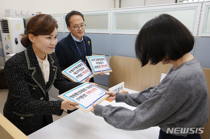 [서울=뉴시스] 이영환 기자 = 더불어민주당 박주민(왼쪽 두 번째) 원내수석부대표와 임오경(왼쪽) 원내대변인이 28일 오후 서울 여의도 국회 의안과에서 이동관 방송통신위원회 위원장, 이정섭 수원지방검찰청 제2차장검사, 손준성 대구고등검찰청 차장검사에 대한 탄핵소추안을 접수하고 있다. (공동취재) 2023.11.28. photo@newsis.com