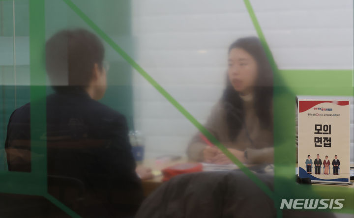 [서울=뉴시스]한 학생이 모의면접을 보고 있는 모습. 사진은 기사 내용과 관련 없음 (뉴시스DB)