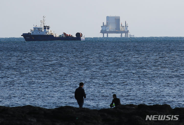 [서귀포=뉴시스] 우장호 기자 = 국내 최대 우주위성개발 업체 한화시스템이 자체 제작한 고해상도 지구 관측위성(SAR·합성개구레이다)이 금명간 발사된다. SAR은 공중에서 지상·해양에 쏜 레이다의 반사파를 미세한 시간차로 합성, 지상 지형도를 만들어내는 시스템이다. 28일 오후 제주 서귀포시 예래동 인근 해상에 위성 발사를 위한 바지선이 정박해 있다. 2023.11.28. woo1223@newsis.com