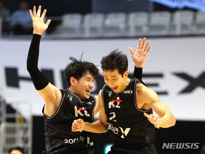 [수원=뉴시스] 정병혁 기자 = 28일 경기 수원시 수원KT 소닉붐 아레나에서 열린 2023-2024 프로농구 수원 KT 소닉붐과 창원 LG 세이커스의 경기, KT 문성곤이 3점슛에 성공한 뒤 허훈과 기뻐하고 있다. 2023.11.28. jhope@newsis.com