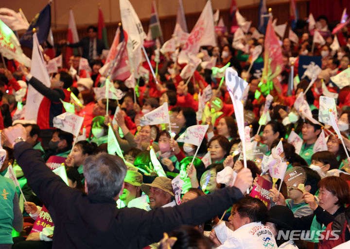 [부산=뉴시스] 하경민 기자 = 2030세계박람회 개최지 결정을 앞둔 28일 부산 동구 부산시민회관 대극장에 모인 시민 1000여 명이 부산세계박람회 성공 유치를 기원하며 응원전을 펼치고 있다. 2023.11.28. yulnetphoto@newsis.com