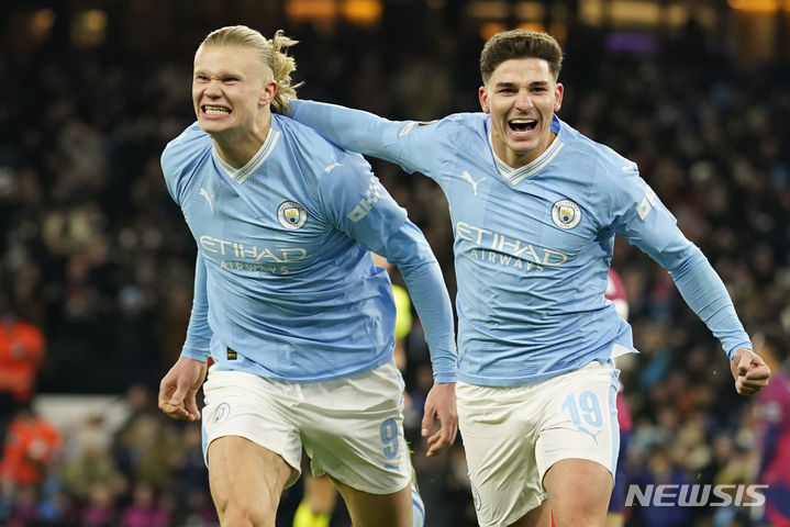 [맨체스터=AP/뉴시스] 맨체스터 시티(영국)의 엘링 홀란(왼쪽)이 28일(현지시각) 영국 맨체스터의 에티하드 스타디움에서 열린 2023-24 유럽축구연맹(UEFA) 챔피언스리그(UCL) 조별리그 G조 5차전 라이프치히(독일)와 경기 후반 9분 추격 골을 넣고 기뻐하고 있다. UCL 16강 진출을 조기 확정했던 맨시티는 이날 0-2로 끌려가다 후반 세 골을 넣으며 3-2로 역전승했고 홀란은 득점 공동 선두(5골)로 올라섰다. 2023.11.29.