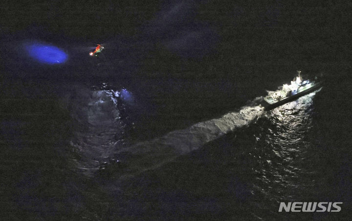 [야쿠시마=AP/뉴시스]일본 해상보안청 소속 헬리콥터가 29일 일본 남부 가고시마현 야쿠시마 앞바다에 미군 오스프리 수송기가 추락한 것으로 추정되는 현장 주변에서 수색 및 구조 작업을 수행하고 있다. 2023.11.30.