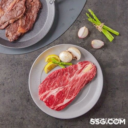 [서울=뉴시스]SSG닷컴은 전국한우협회와 손잡고 오는 30일부터 다음 달 6일까지 일주일간 한우를 최대 50% 할인 판매한다고 29일 밝혔다.2023.11.29.(사진=SSG닷컴 제공)photo@newsis.com