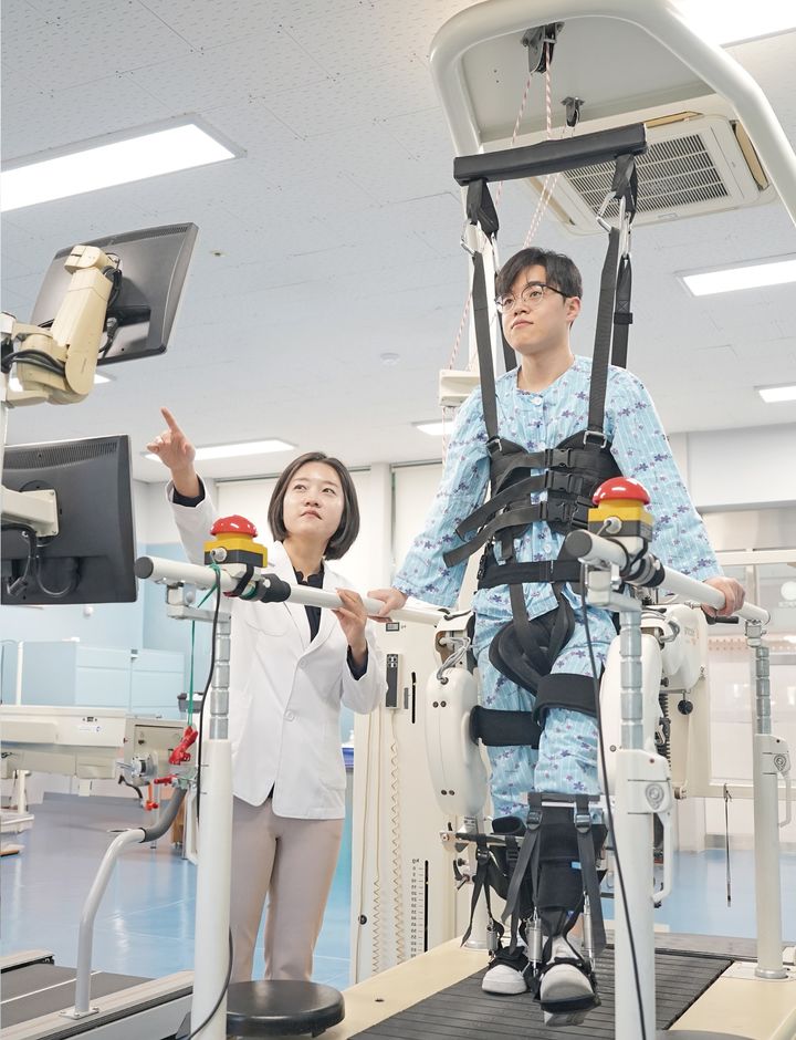 심뇌재활 환자가 보행로봇(하지로봇)을 이용 재활 치료를 하고 있다. (사진=원광대병원 제공) *재판매 및 DB 금지