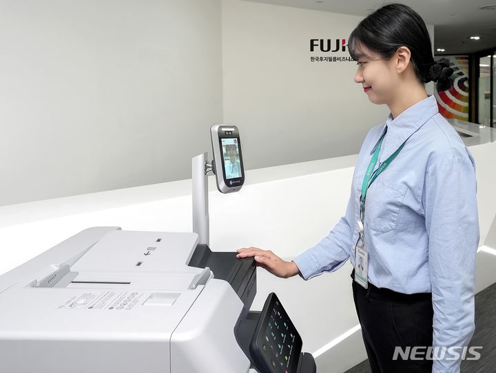 [서울=뉴시스] 한국후지필름BI 안면인식 리더기 '케이제이 페이스 리더'. (사진=한국후지필름비즈니스이노베이션 주식회사 제공) 2023.11.29. photo@newsis.com