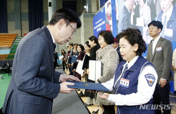 [전주=뉴시스]윤난슬 기자 = 사단법인 전주시자원봉사센터는 29일 전주 화산체육관에서 70여 개 봉사단체 회원 등 자원봉사자 600여 명이 참여한 가운데 '제19회 전주시자원봉사자 대회'를 열었다고 밝혔다.2023.11.29.(사진=전주시 제공) 