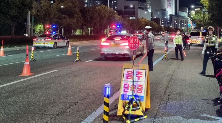 [부산=뉴시스] 부산경찰이 음주운전 단속을 실시하고 있다. (사진=부산경찰청 제공) *재판매 및 DB 금지