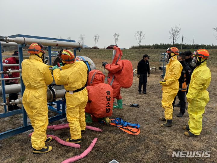 [밀양=뉴시스] 홍정명 기자=29일 경남 밀양시 소재 공용주차장에서 경상남도소방본부 119특수대응단, 밀양·김해동부·김해서부·양산소방서, 창원소방본부 합동으로는 유해물질 누출 재난사고 대비 초기대응능력 향상 훈련이 진행되고 있다.(사진=경남소방본부 제공) 2023.11.29. photo@newsis.com