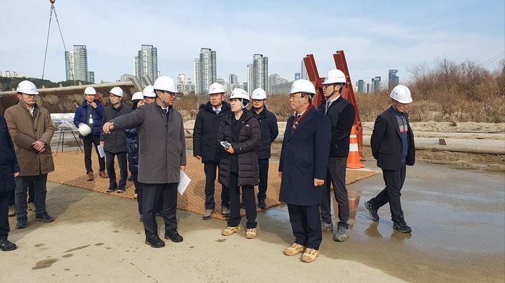 [뉴시스=세종]세종보 현장 돌아보는 한화진 환경부 장관과 최민호 세종시장.(사진=세종시) *재판매 및 DB 금지