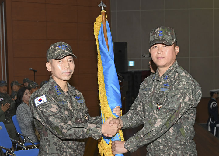 [부산=뉴시스] 공군 공중기동정찰사령부는 김해기지 해성관에서 김형수 공군 작전사령관 주관으로 ‘제8·9대 공중기동정찰사령관 이취임식’을 거행했다. (사진=공군 제공) *재판매 및 DB 금지