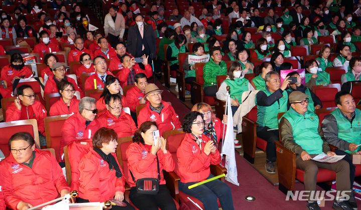 [부산=뉴시스] 하경민 기자 = 29일 새벽 부산 동구 부산시민회관 대극장에 모인 시민들이 2030세계박람회 유치에 실패하자 아쉬워하고 있다. 2023.11.29. yulnetphoto@newsis.com