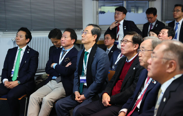 [서울=뉴시스] 고승민 기자 = 한덕수 국무총리, 반기문 전 유엔 사무총장, 박형준 부산시장, 장성민 대통령실 미래전략기획관, 최태원 대한상공회의소 회장, 정의선 현대차그룹 회장 등 참석자들이 28일 오후(현지시간) 프랑스 르 팔레 데 콩크레 디시에서 열린 국제박람회기구 제173회 총회에서 2030 세계 엑스포 개최지 선정 투표 결과를 바라보고 있다.  (사진=국무총리실 제공) 2023.11.29. photo@newsis.com *재판매 및 DB 금지