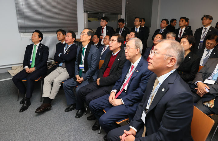 [서울=뉴시스] 고승민 기자 = 한덕수 국무총리, 반기문 전 유엔 사무총장, 박형준 부산시장, 장성민 대통령실 미래전략기획관, 최태원 대한상공회의소 회장, 정의선 현대차그룹 회장 등 참석자들이 28일 오후(현지시간) 프랑스 르 팔레 데 콩크레 디시에서 열린 국제박람회기구 제173회 총회에서 2030 세계 엑스포 개최지 선정 투표 결과를 바라보고 있다. (사진=국무총리실 제공) 2023.11.29. photo@newsis.com *재판매 및 DB 금지